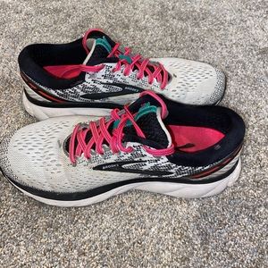 brooks running shoes
